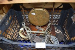 Quantity of assorted metal wares to include table gong, horse brasses, vintage horse bit etc