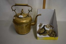 A vintage brass kettle and a quantity of horse brasses