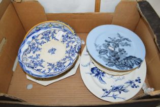 Mixed Lot: Various assorted ceramics to include a reproduction Italian Maiolica plate, various