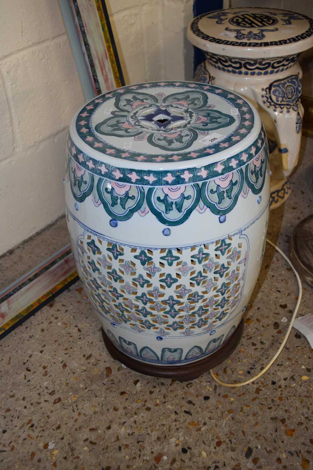 A modern Chinese porcelain stool