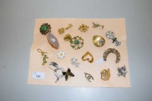Collection of various costume jewellery brooches