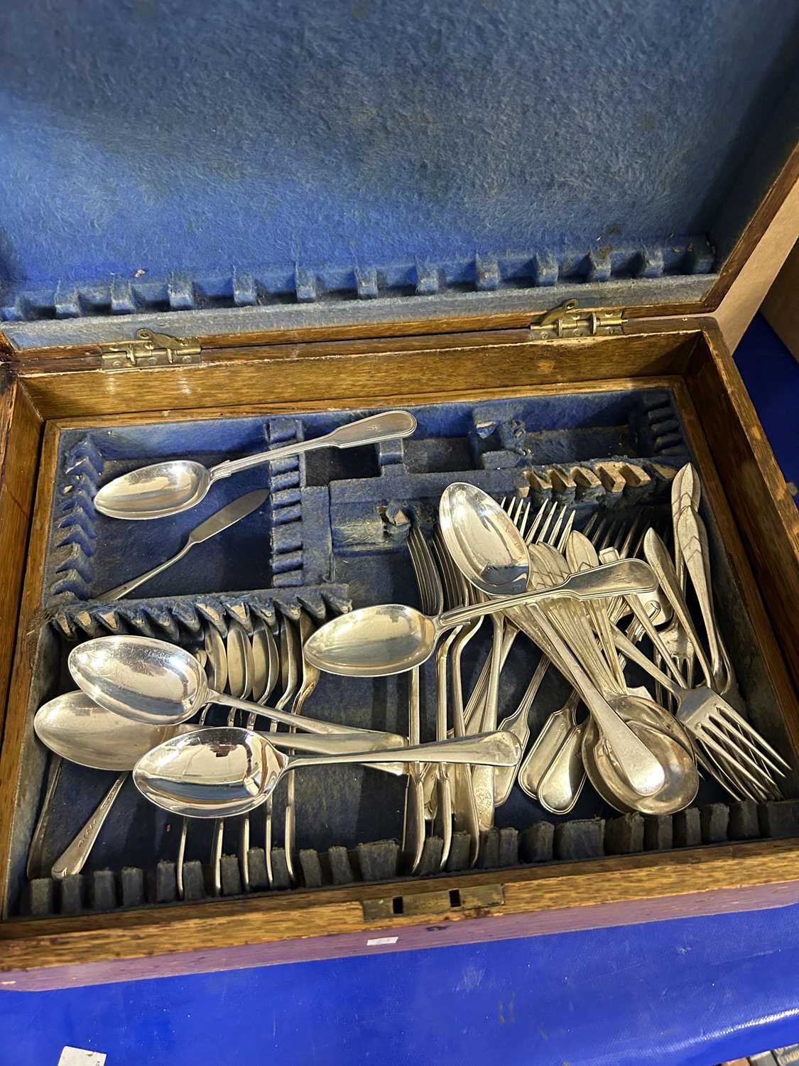 Canteen of assorted flatware