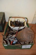 Mixed quantity of various oil cans, grease pumps etc