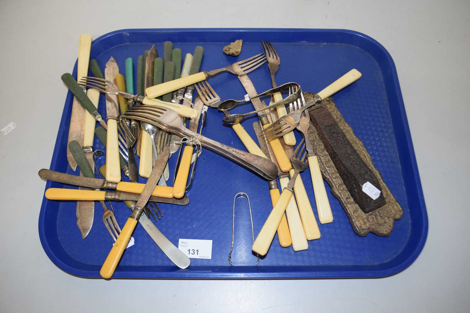 A tray of various assorted cutlery