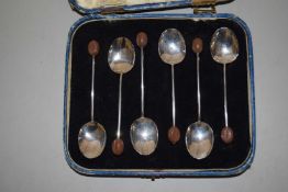 A case of hallmarked silver bean end coffee spoons