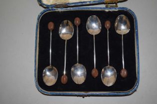 A case of hallmarked silver bean end coffee spoons