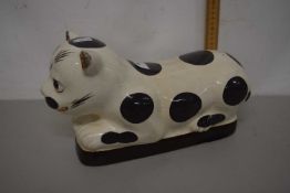 A pottery model cat
