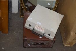 Vintage Specto projector together with a AEG Olympia travelling typewriter (2)