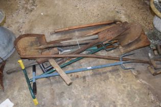 Mixed quantity of various garden tools