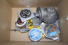 Box containing a quantity of vintage car badges, RAC, AA and metal badge featuring an Indian