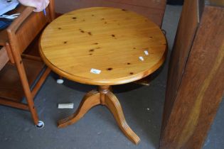 Pine circular occasional table