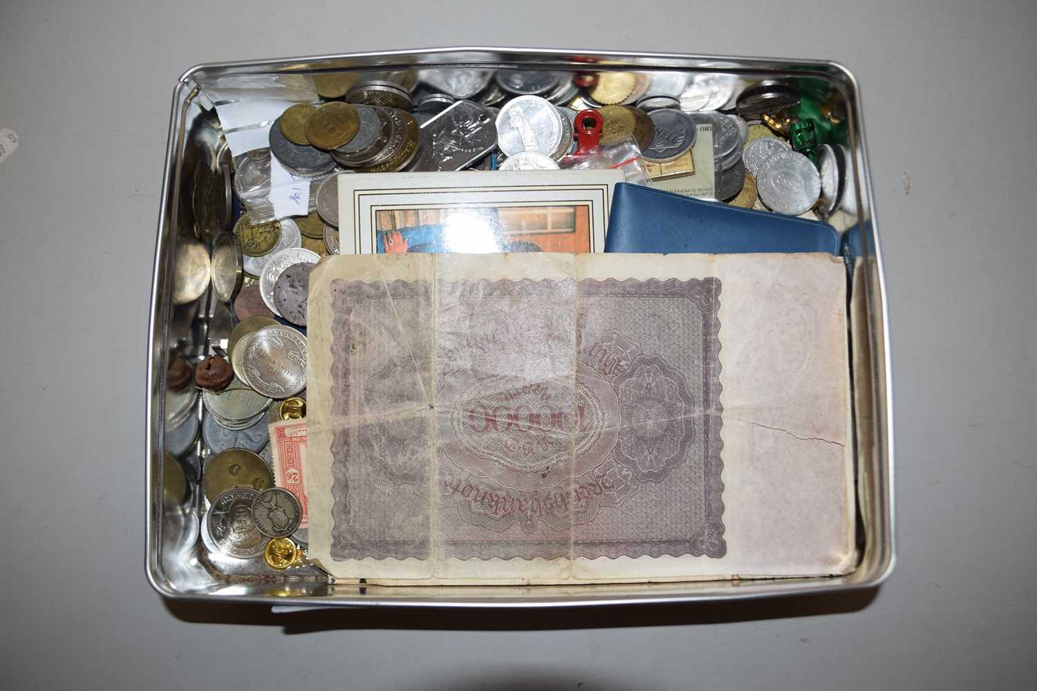 Box of various mixed coinage and bank notes, circulated condition