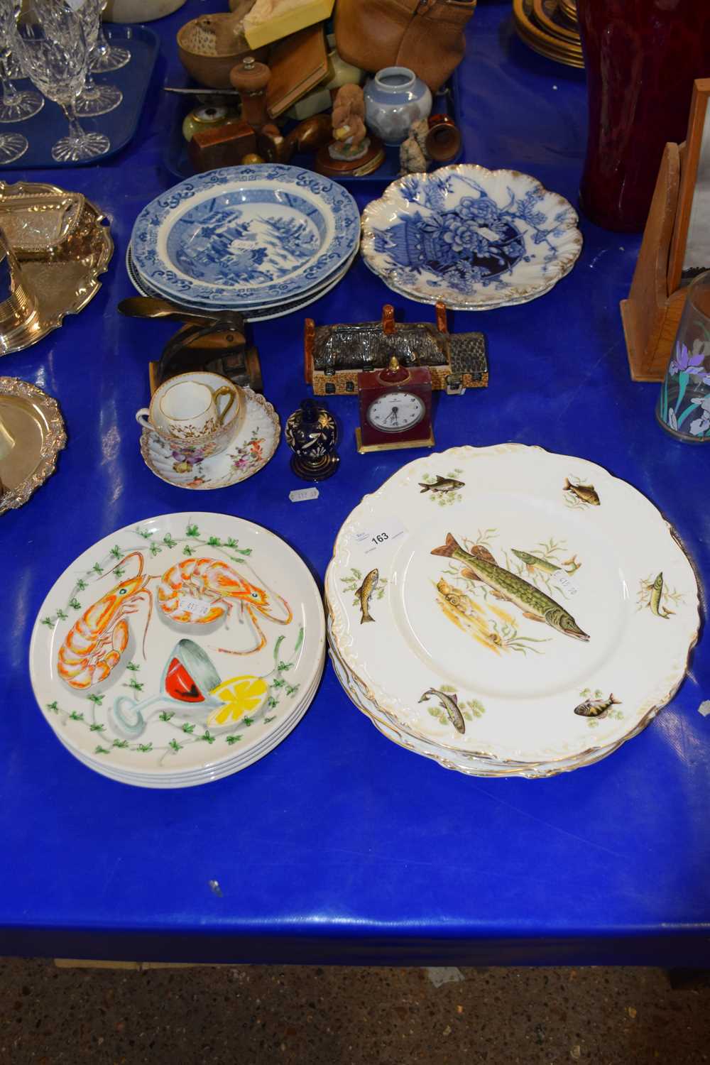 Mixed Lot: Fish decorated plates, desk embosser, model cottage and other further decorated plates