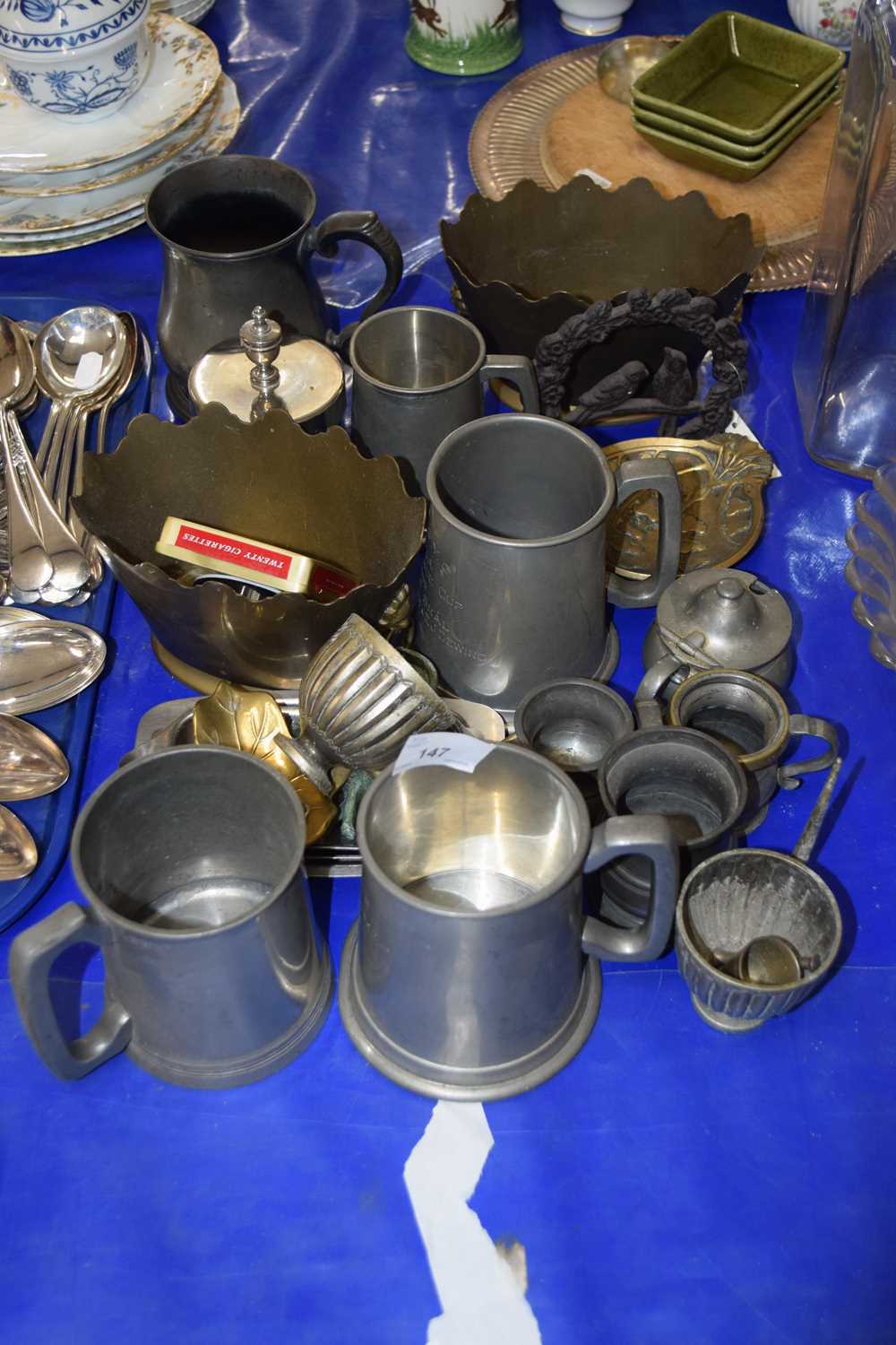 Mixed Lot: Various pewter tankards and other assorted metal wares