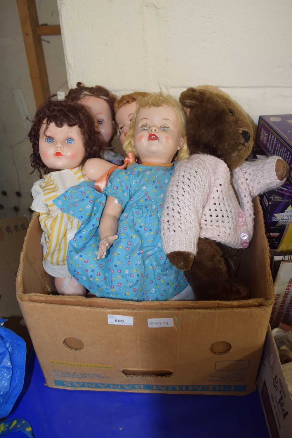Quantity of dolls and a teddy bear