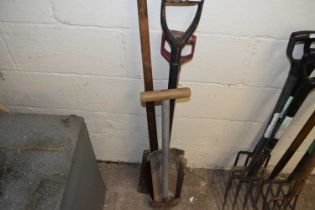 Mixed lot of garden tools to include spades, diggers etc