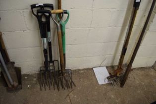 Mixed lot of garden tools to include various garden forks and a vintage hay fork