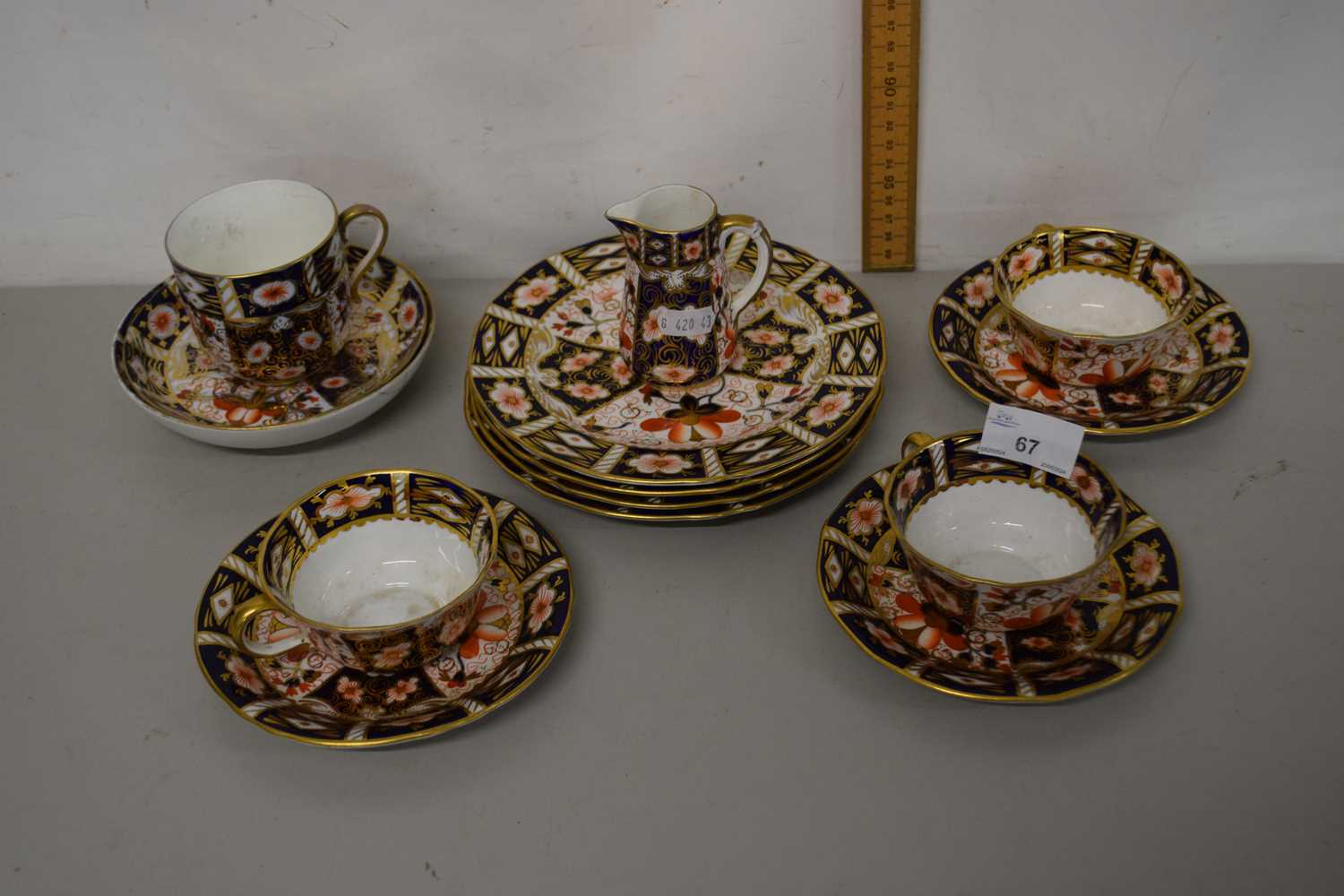 Quantity of Royal Crown Derby Imari pattern cups and saucers