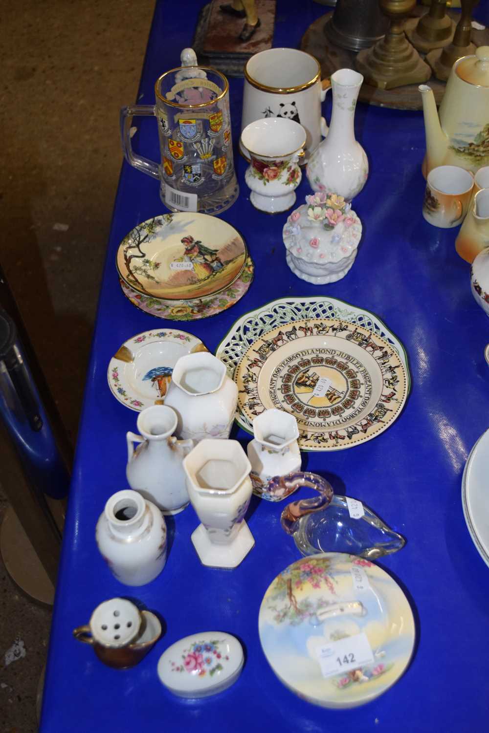 Mixed Lot: Various assorted ceramics, vases, decorated plates etc