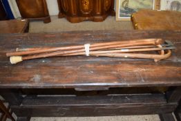 Mixed Lot: Vintage walking sticks and golf clubs