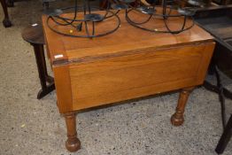 Early 20th Century oak drop leaf dining table