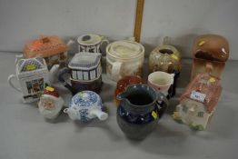 Mixed Lot: Various novelty teapots