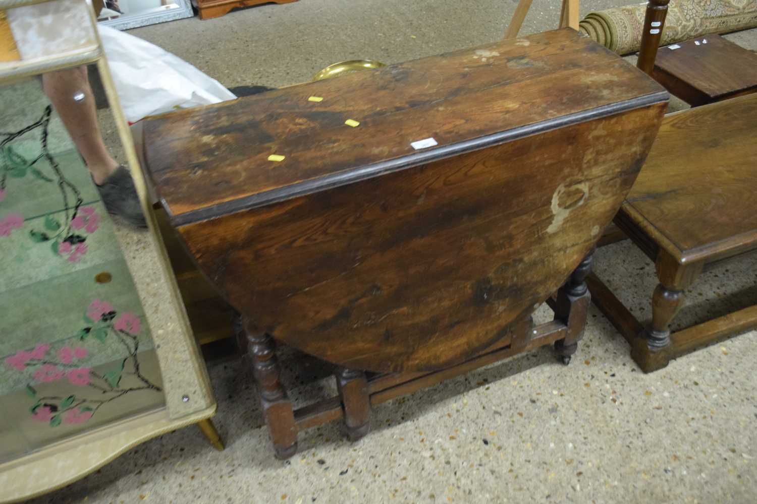 An oak oval drop leaf dining table on turned legs