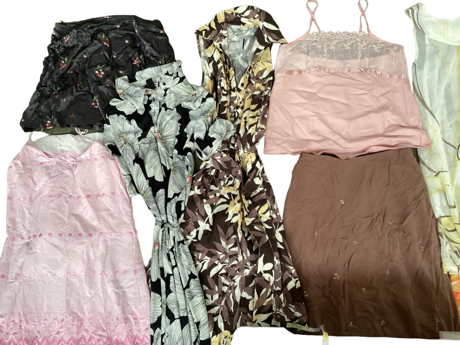 Large quantity of various clothes - tops and sun-dresses, various sizes, some as new, some worn - Image 3 of 4