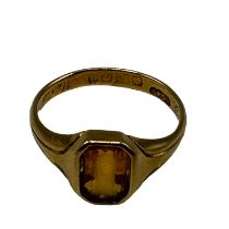 An 18ct gold and citrine set small signet ring. Size Q 1.86g.