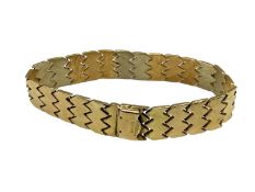 An 18ct tri-coloured gold buckle bracelet marked 750 Brevet, 20 cm L, 10.81 g