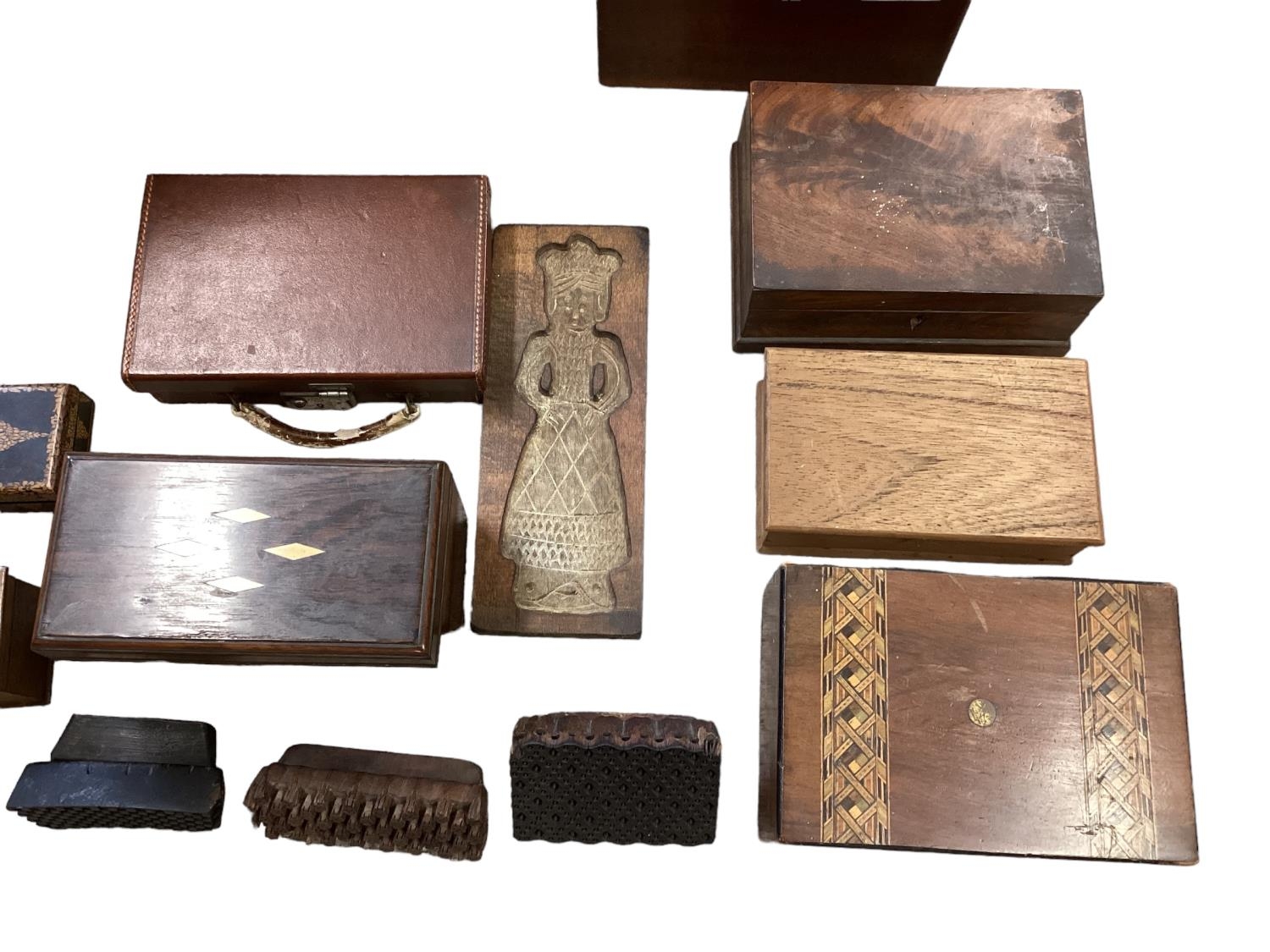 Collection of various wooden boxes, printing blocks, playing cards, and biscuit mould, camel - Image 4 of 7