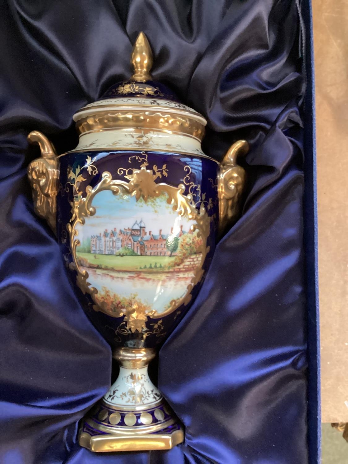 A Collection of Coalport lidded vases to include The Battle of Britain Vase, The Windsor Vase, Two - Image 8 of 11