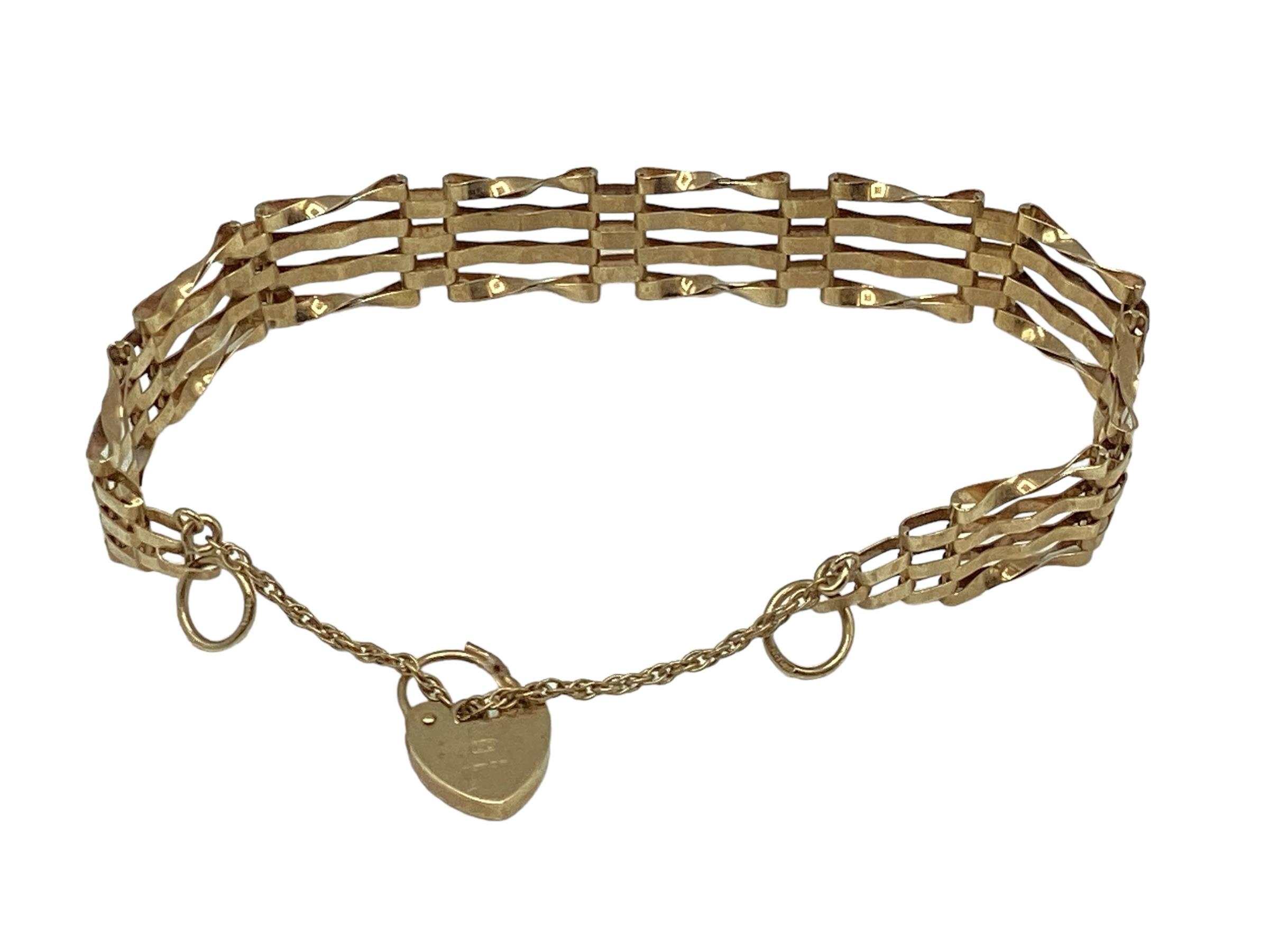 A 9ct gold gate link bracelet with 9ct heart locket. 9.1g - Image 2 of 5