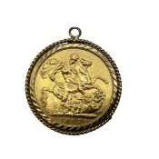 An Edward VII gold sovereign 1907 in an unmarked yellow metal bezel mount. 9.00g.