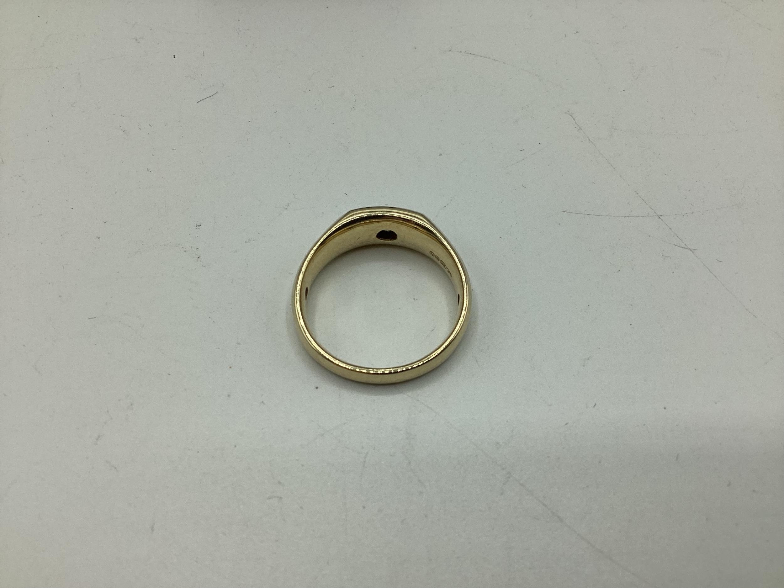 A Large 9ct gold ring with 3 stones, size V/W, total weight 5.3grams - Image 4 of 6