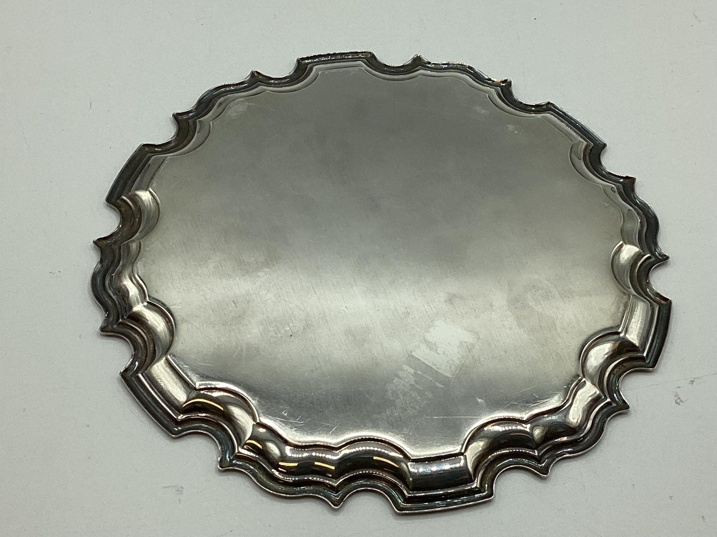 A sterling silver card tray with scalloped edge by Carr's of Sheffield, 1992. Approx 10ozt, - Image 3 of 5