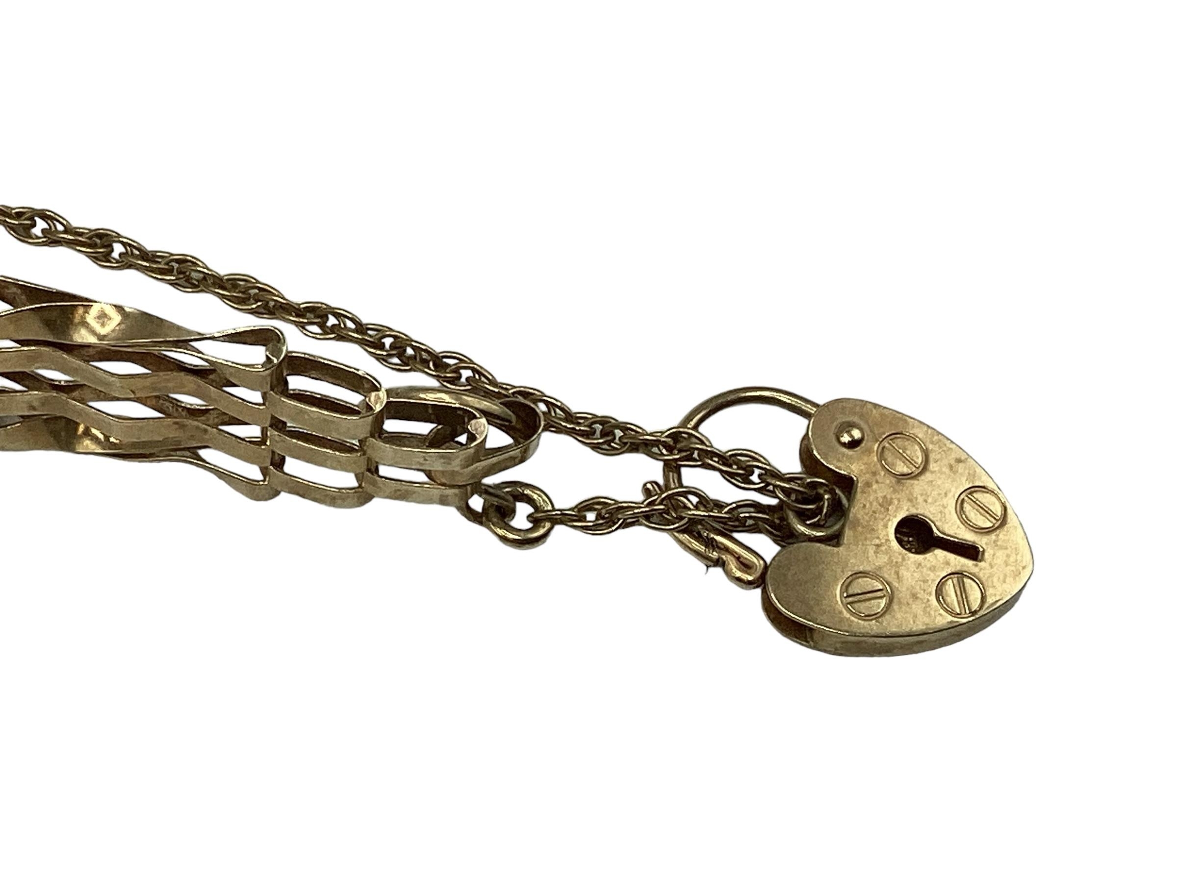 A 9ct gold gate link bracelet with 9ct heart locket. 9.1g - Image 4 of 5