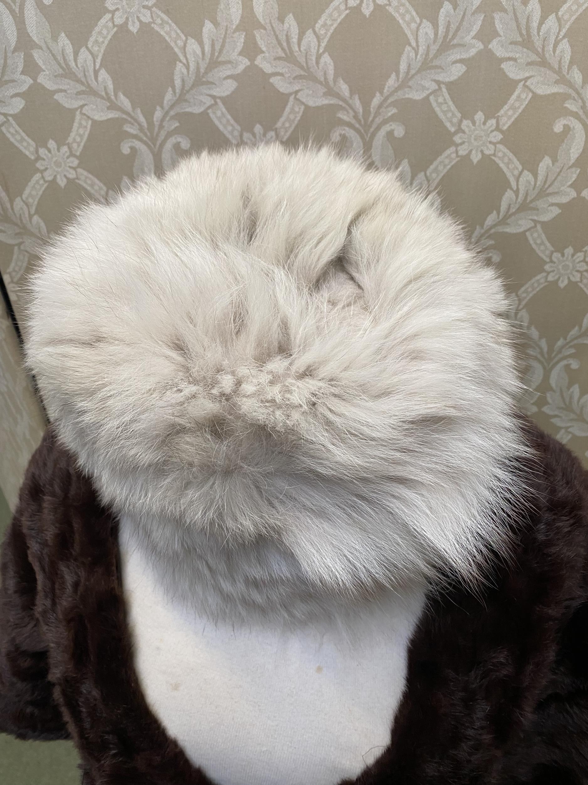 A light coloured fur hat (some minor losses), and a brown fur shoulder shawl with collar (2) - Image 3 of 4