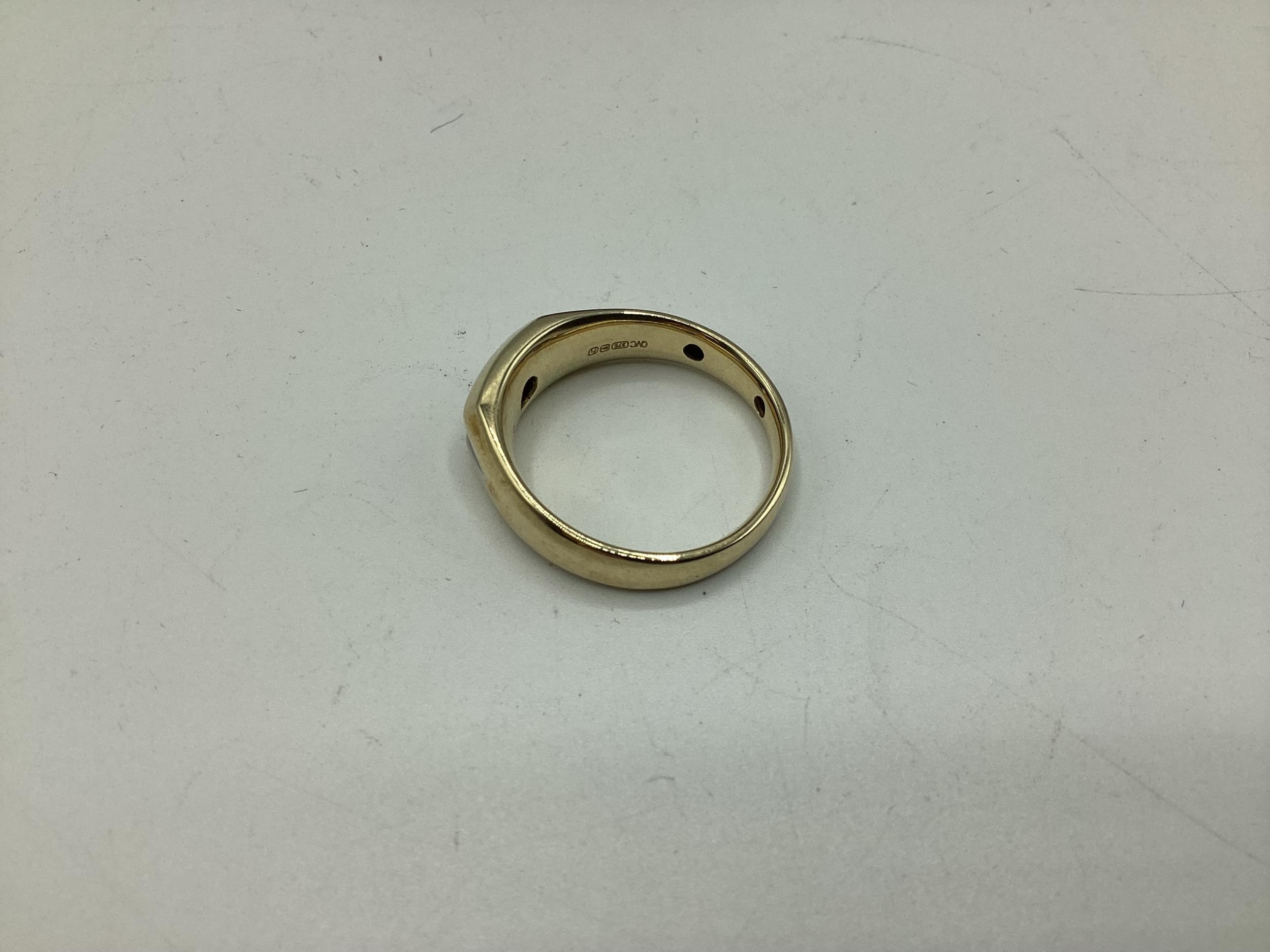 A Large 9ct gold ring with 3 stones, size V/W, total weight 5.3grams - Image 5 of 6