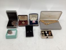 A quantity of mixed costume jewellery, see all images