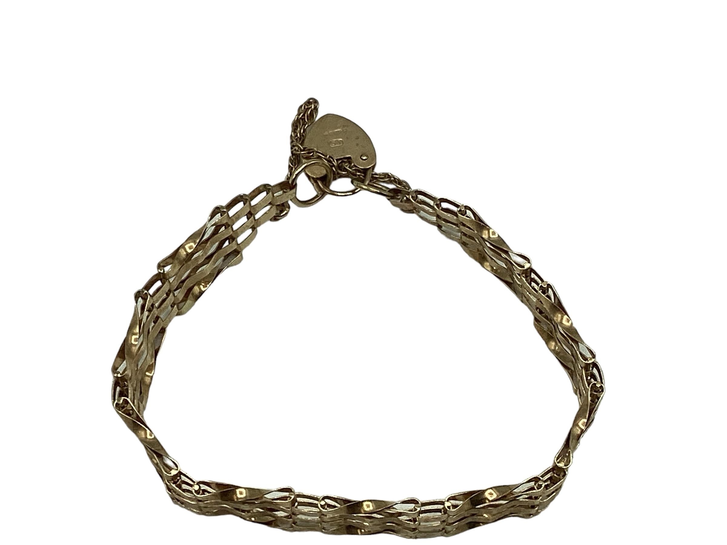A 9ct gold gate link bracelet with 9ct heart locket. 9.1g - Image 3 of 5