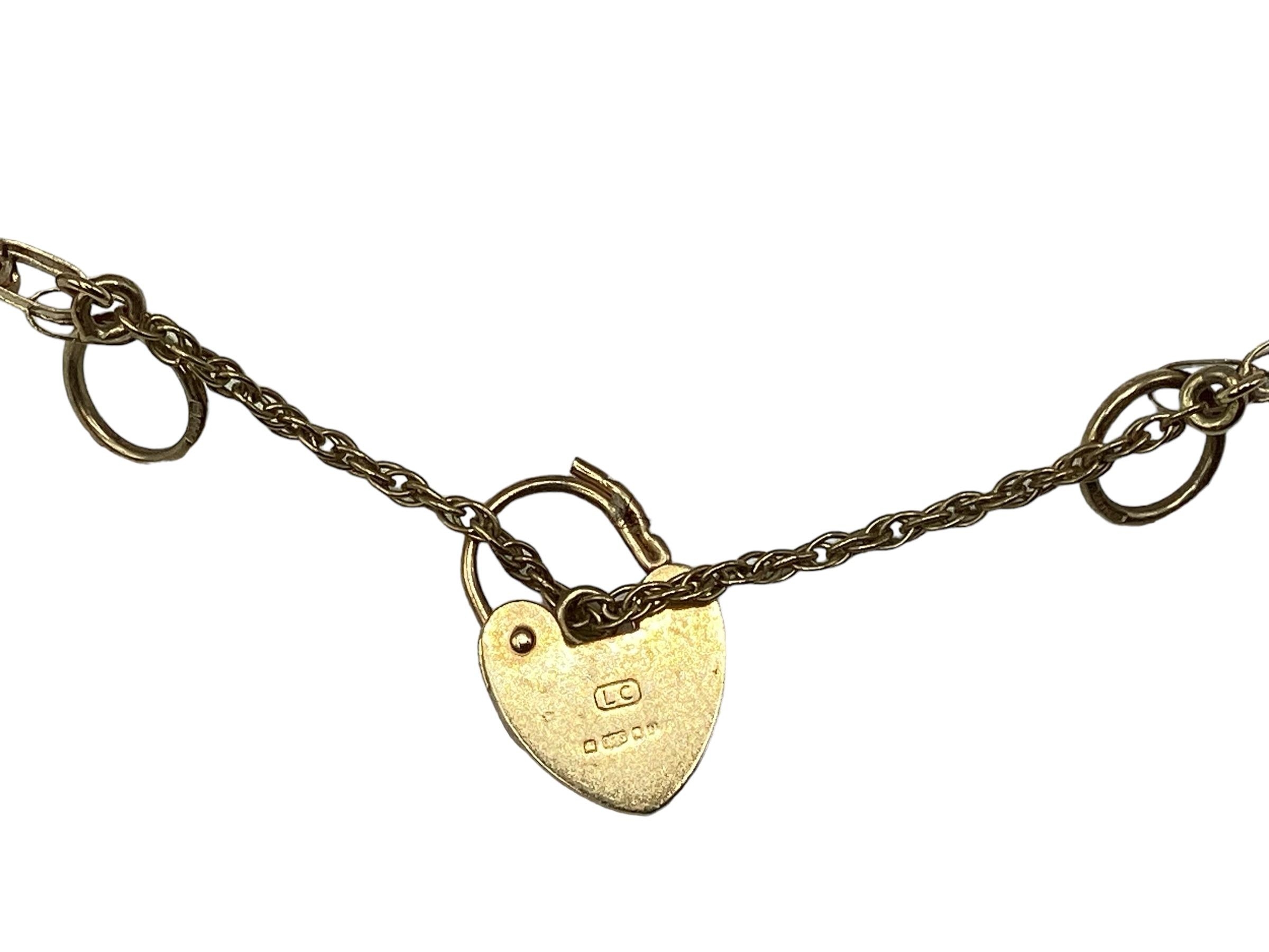 A 9ct gold gate link bracelet with 9ct heart locket. 9.1g - Image 5 of 5