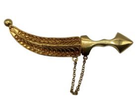 An unmarked yellow metal Kris or dagger brooch. In the Omani style. 9g