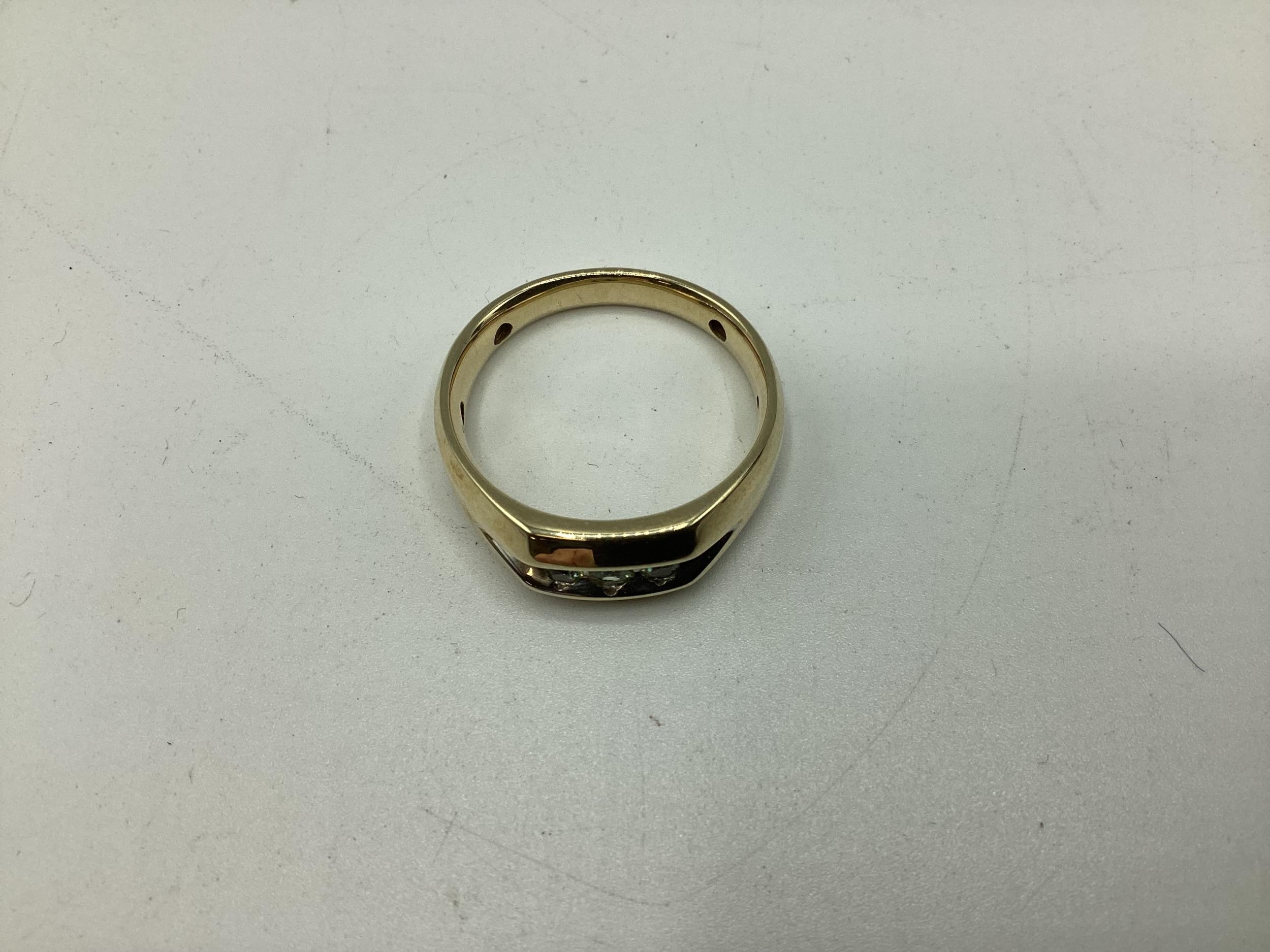 A Large 9ct gold ring with 3 stones, size V/W, total weight 5.3grams - Image 2 of 6