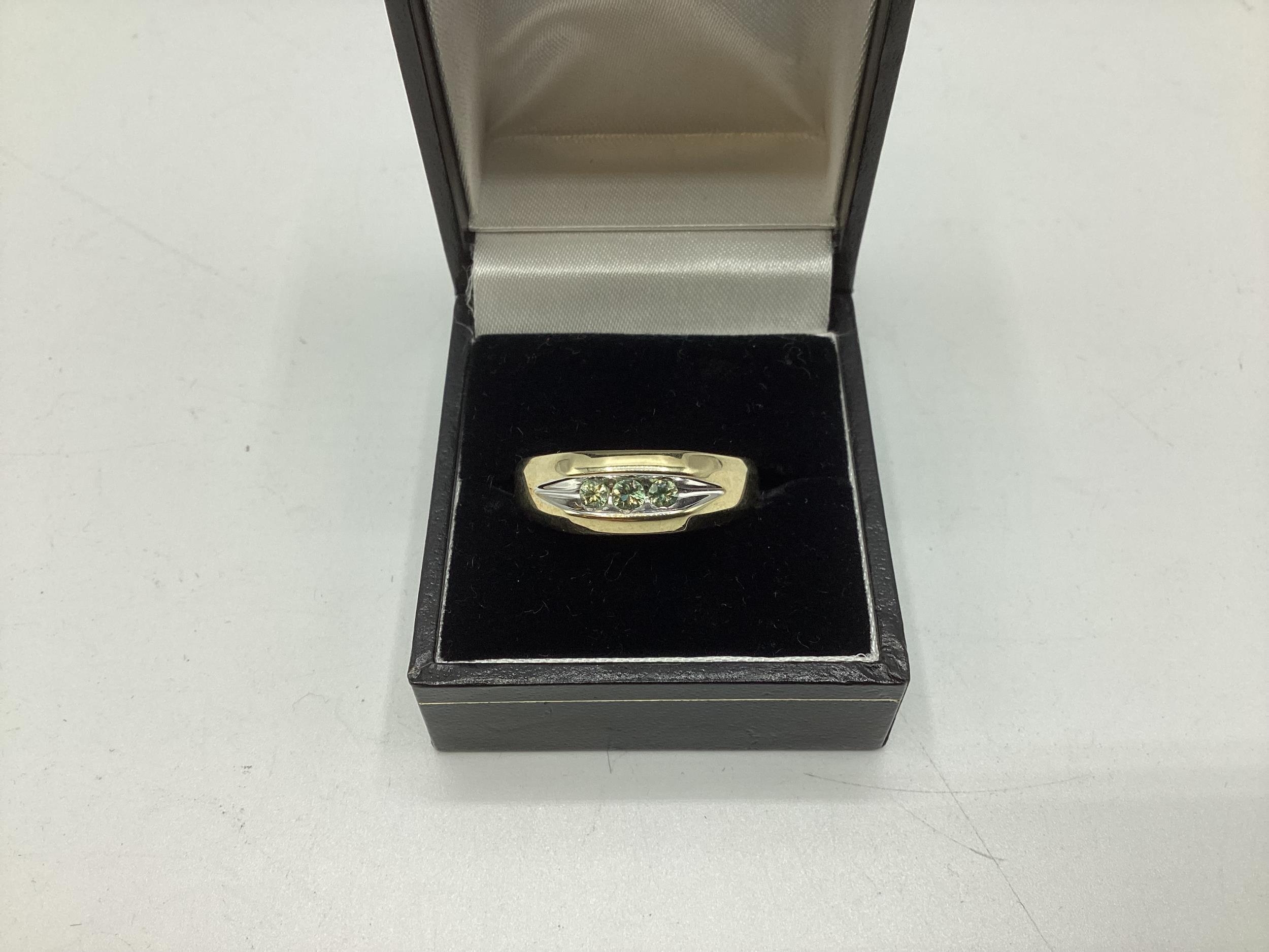 A Large 9ct gold ring with 3 stones, size V/W, total weight 5.3grams - Image 3 of 6