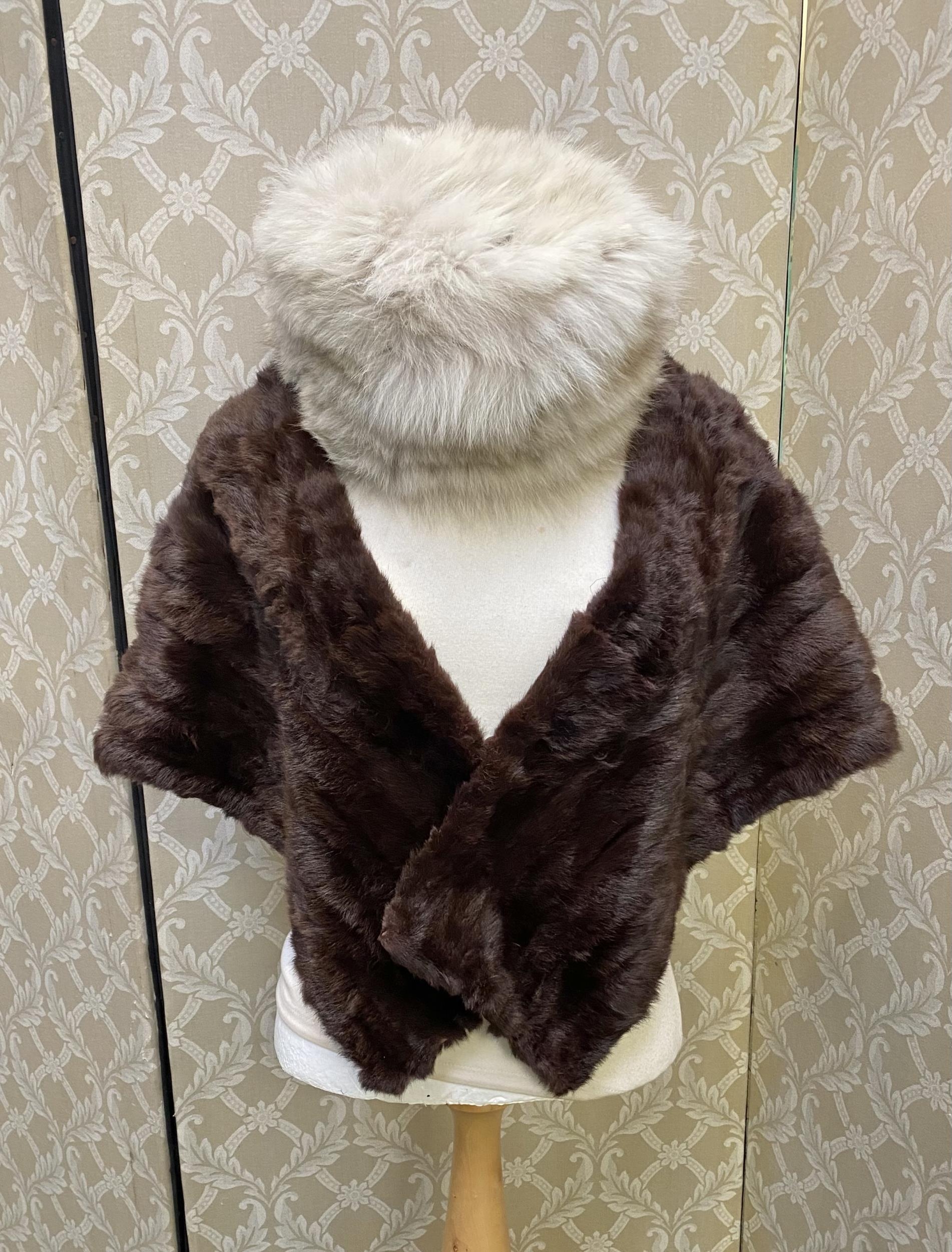 A light coloured fur hat (some minor losses), and a brown fur shoulder shawl with collar (2)