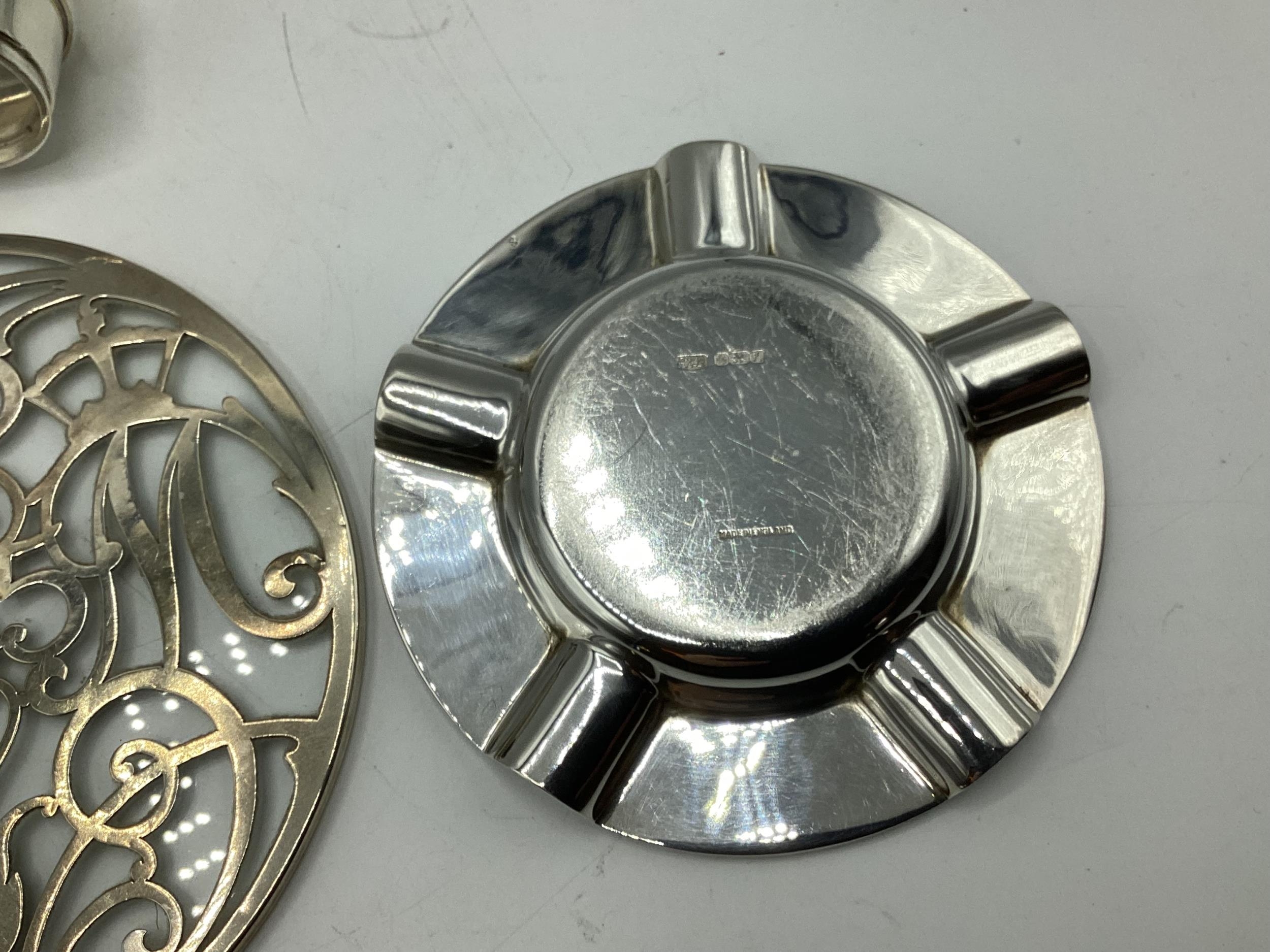 A collection of sterling silver items to include an ashtray and teapot stand, gross weight 560 g - Image 4 of 4
