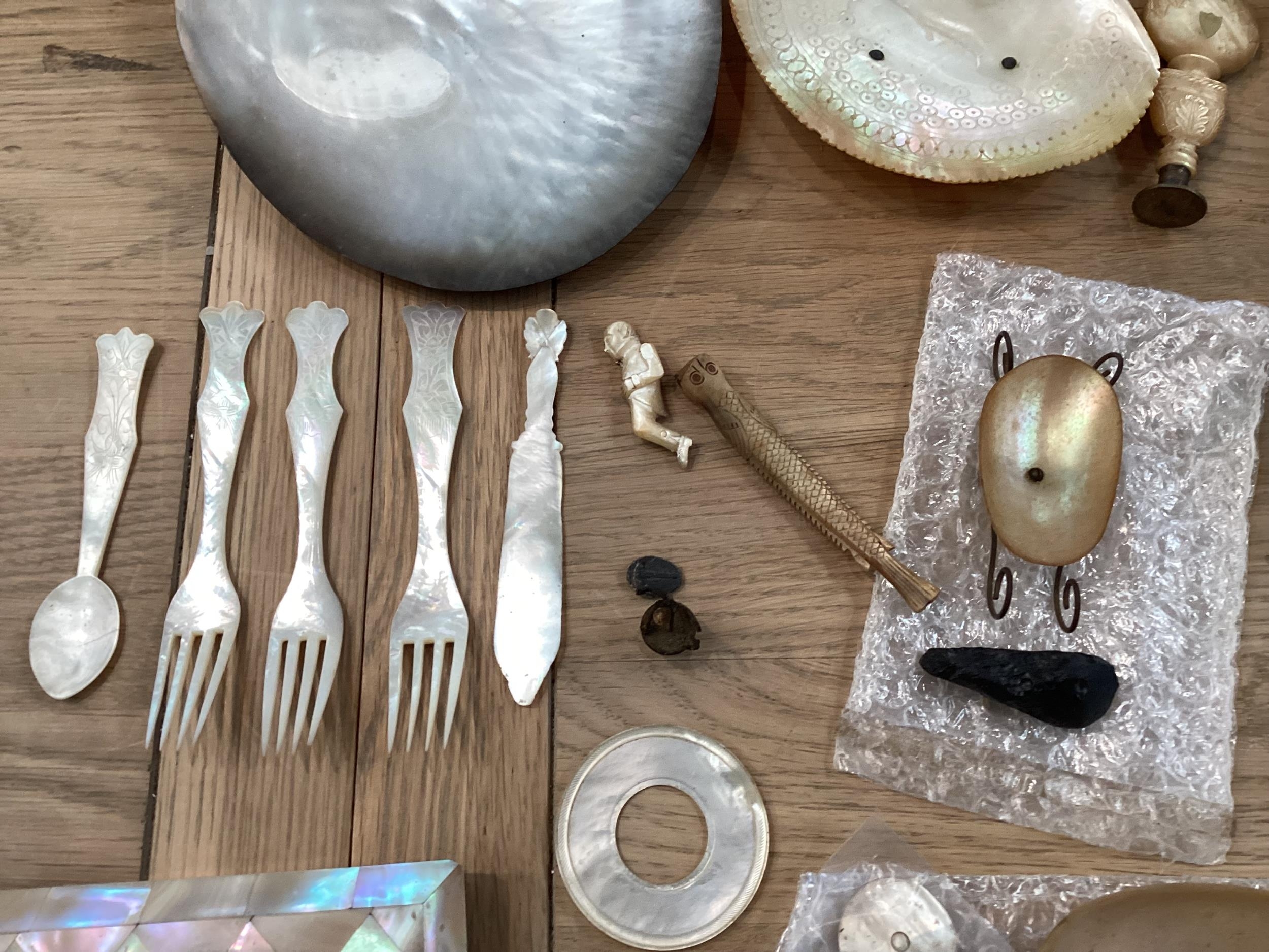 A quantity of Mother of Pearl items, see all images for details - Image 3 of 12