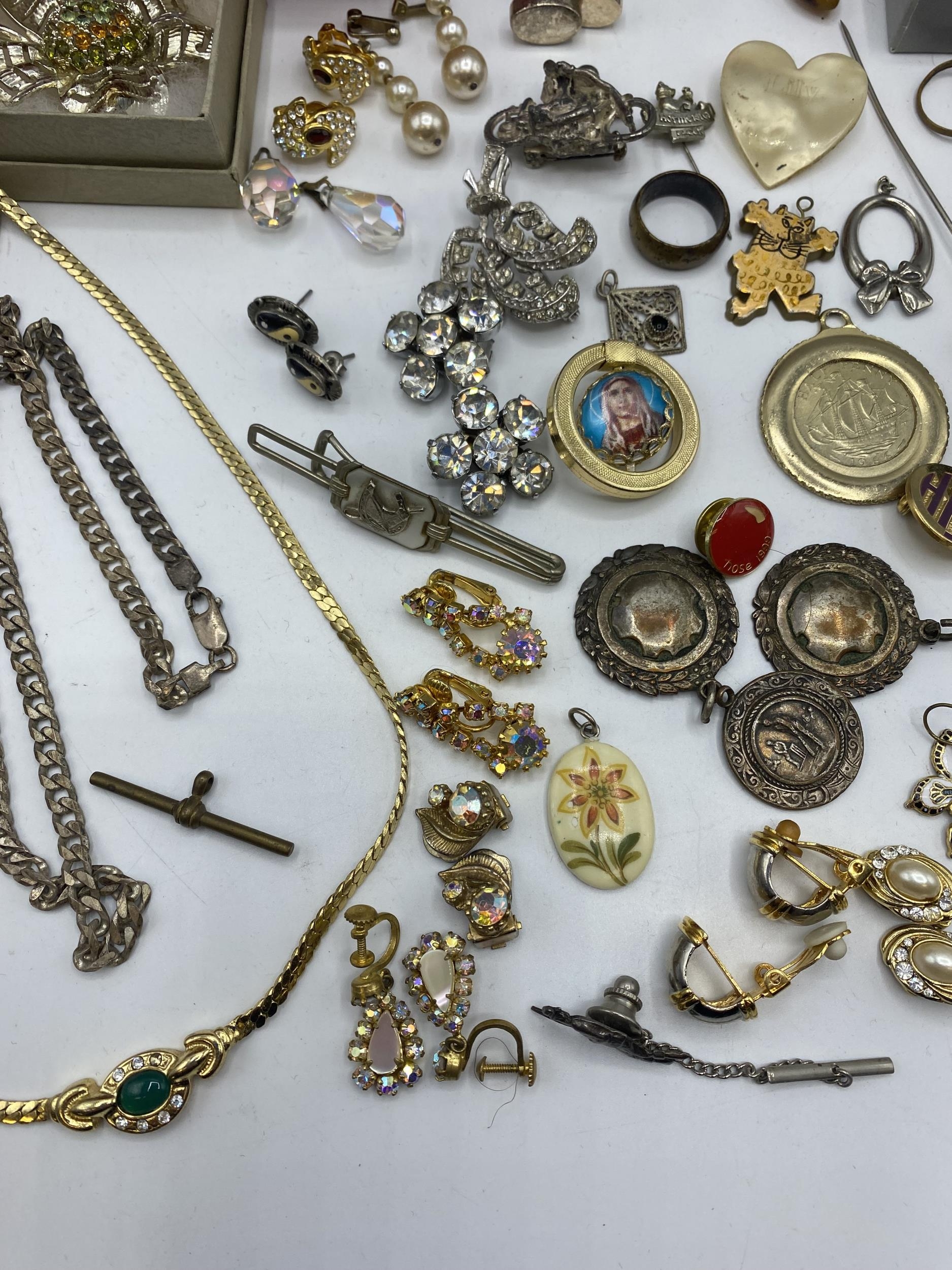 A collection of silver, unmarked white metal and costume jewellery. - Image 6 of 9