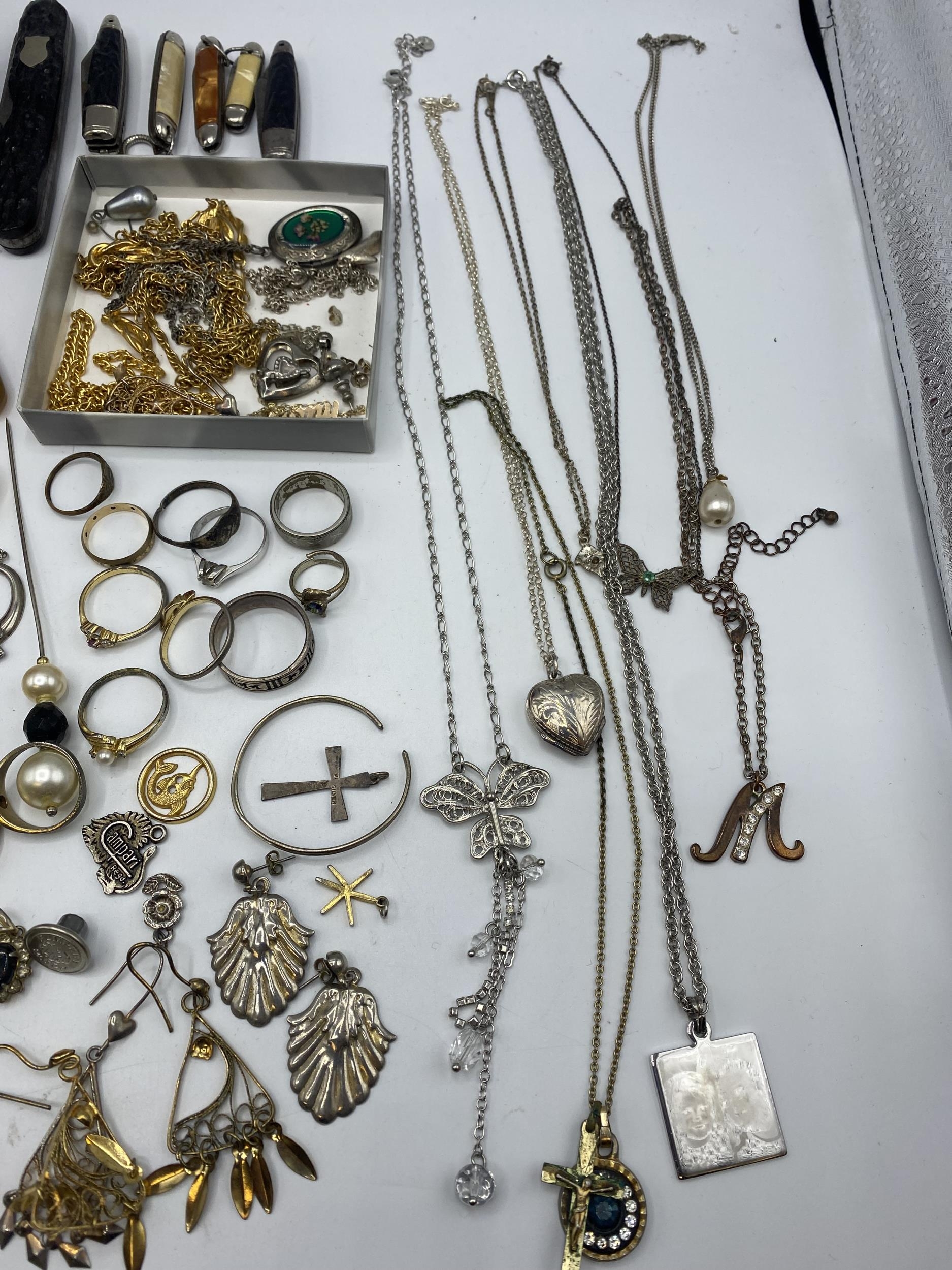A collection of silver, unmarked white metal and costume jewellery. - Image 4 of 9